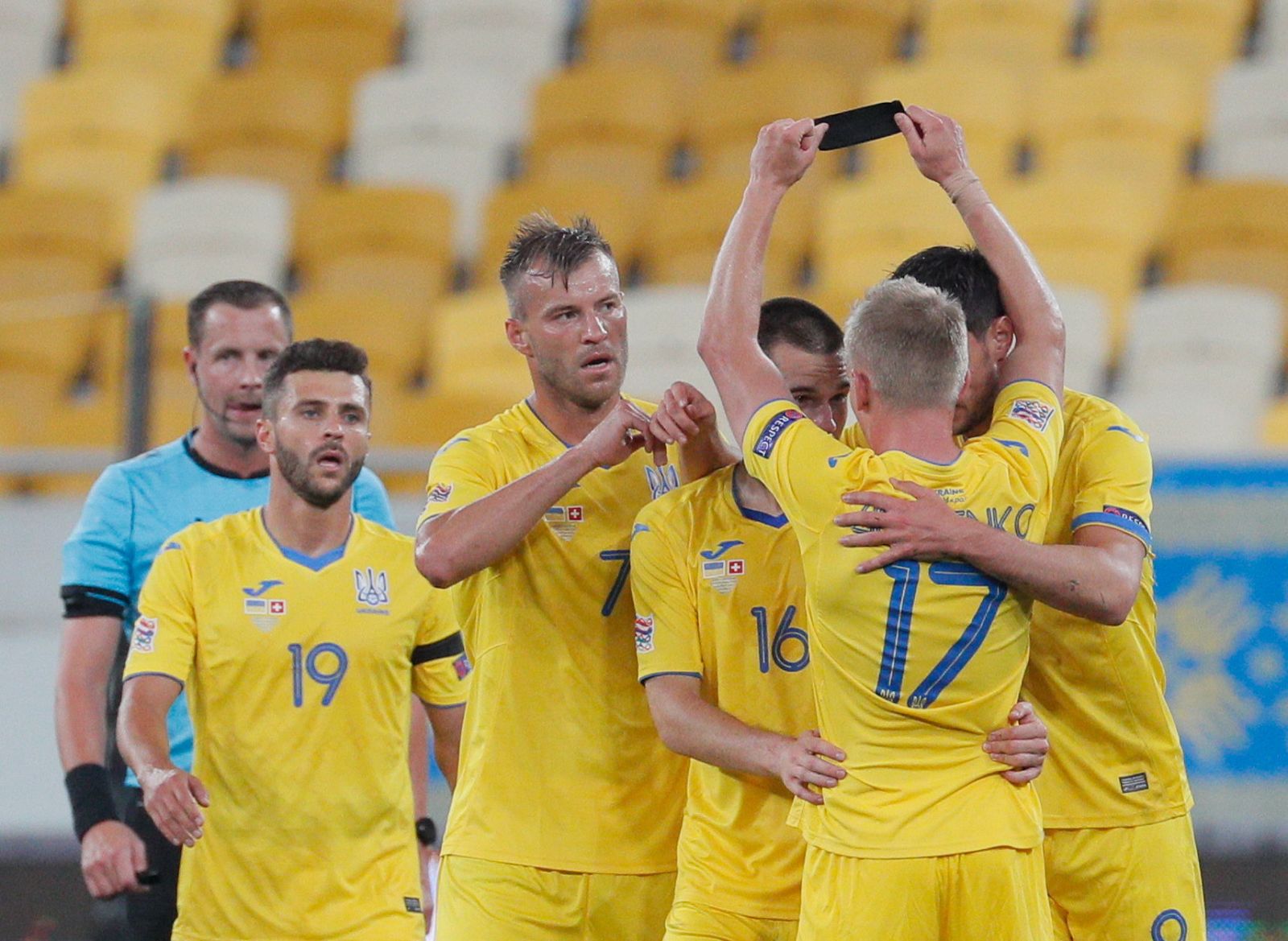 Los jugadores de Ucrania celebran el gol de Zinchenko.