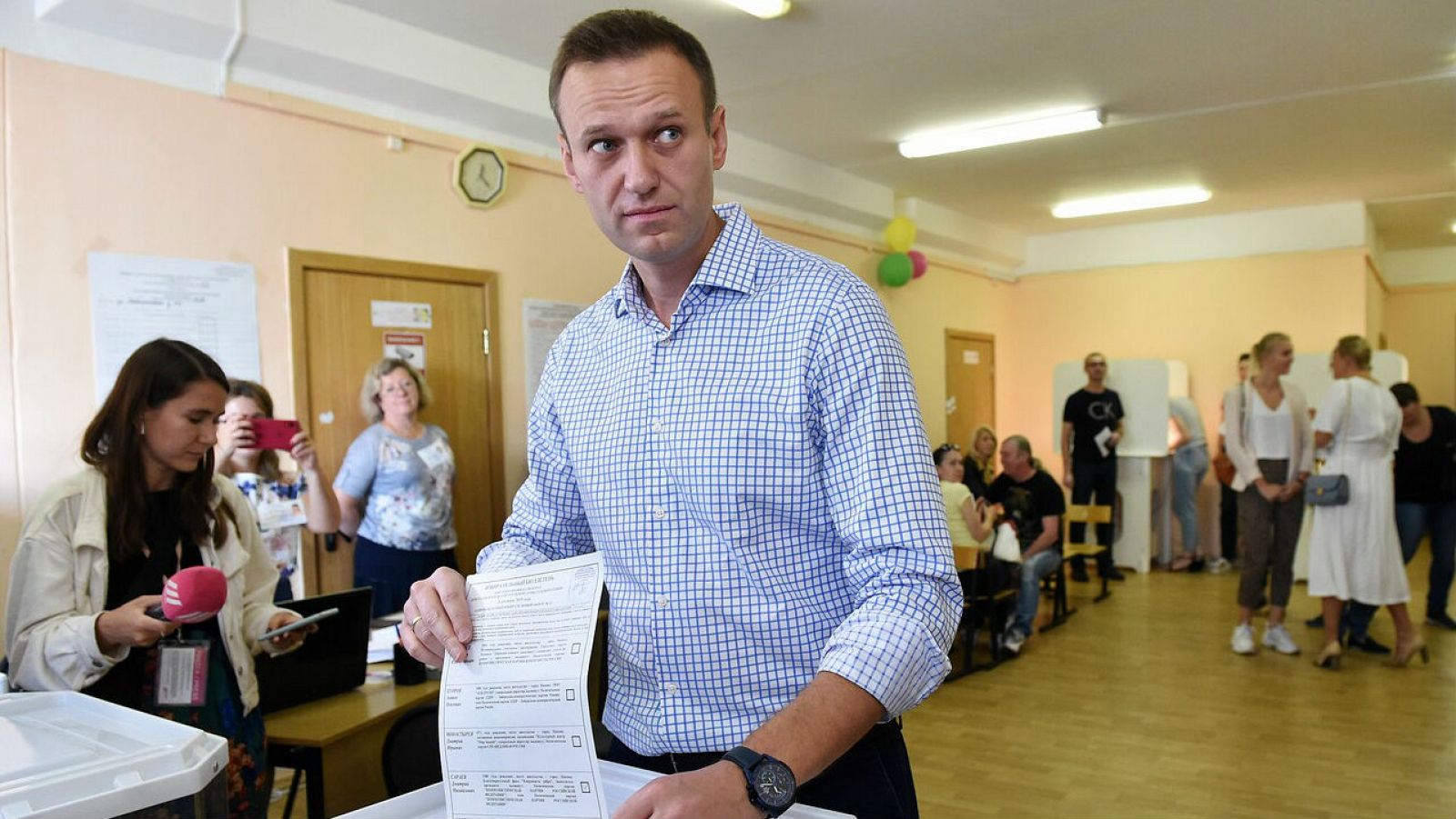 El activista de oposición ruso, Alexei Navalny, emitiendo su voto en un colegio electoral durante las elecciones a la Duma de la ciudad de Moscú, en Moscú, Rusia.