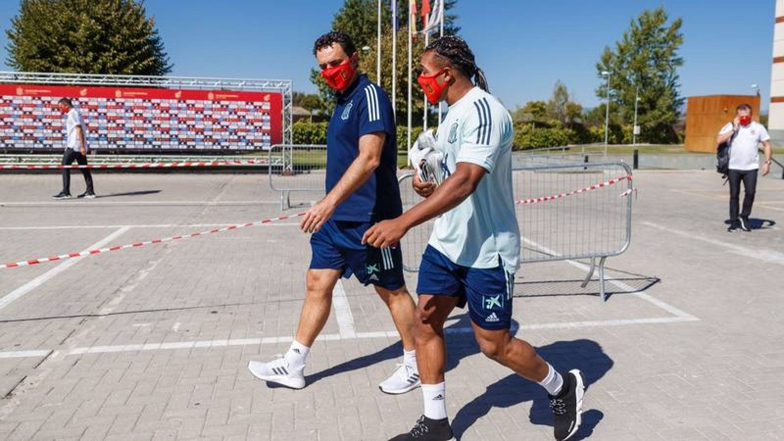 Adama Traoré (d), a su llegada a Las Rozas.