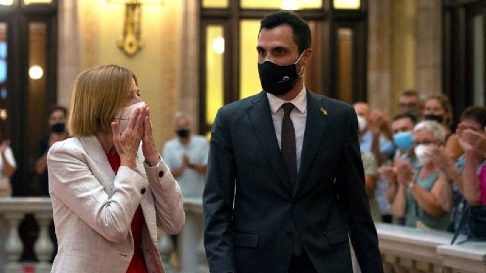 La expresidenta del Parlamento de Cataluña Carme Forcadell acompañada por el actual presidente de la institucion, Roger Torrent