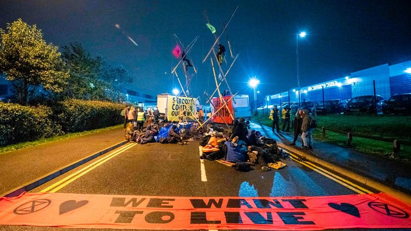 Activistas del grupo Extinction Rebellion bloquean el acceso a la rotativa de News Corporation en Broxbourne, al norte de Londres
