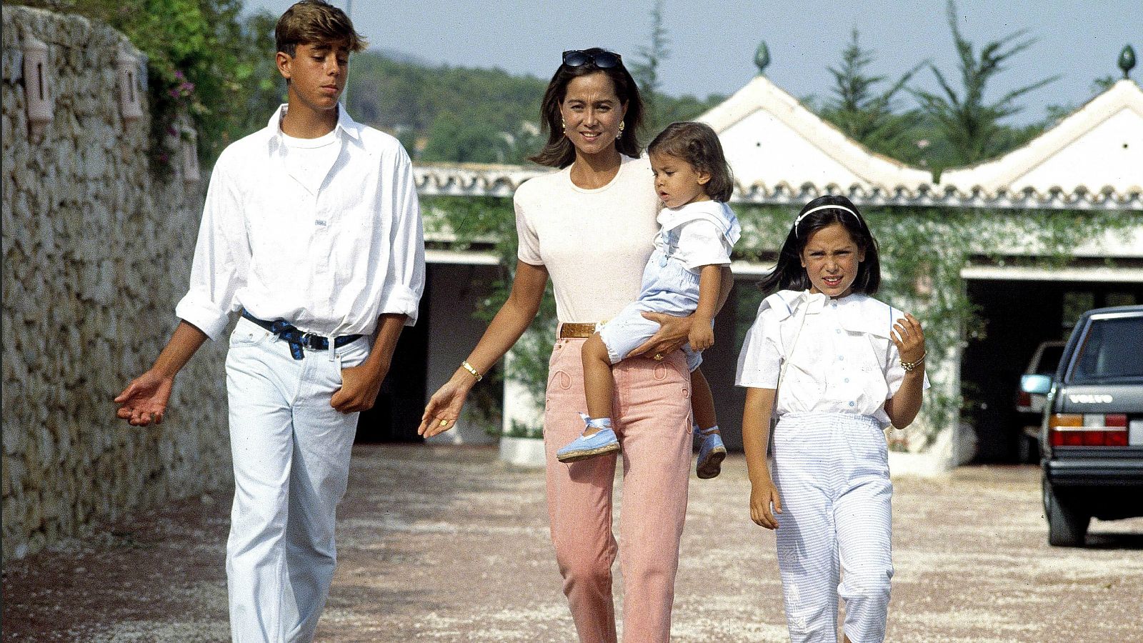 Isabel Preysler con sus hijos Enrique Iglesias, Tamara Falcó y en brazos, Ana Boyer