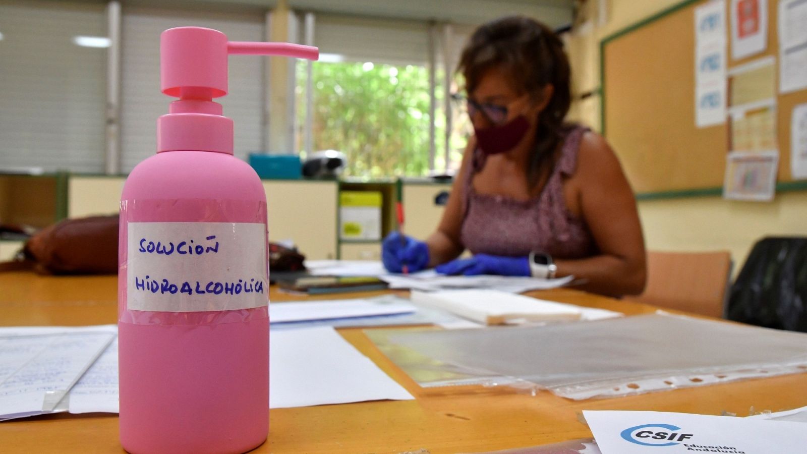  Una profesora de secundaria del I.E.S. Maestro Padilla de Almería corrige los exámenes de recuperación de septiembre.