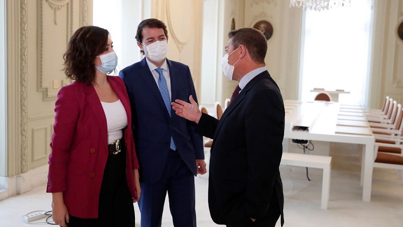 La presidenta de la Comunidad de Madrid, Isabel Díaz Ayuso, y sus homólogos de Castilla y León, Alfonso Fernández Mañueco,  y de Castilla-La Mancha, Emiliano García-Page, conversan durante la reunión de este lunes para coordinar sus actuaciones frent