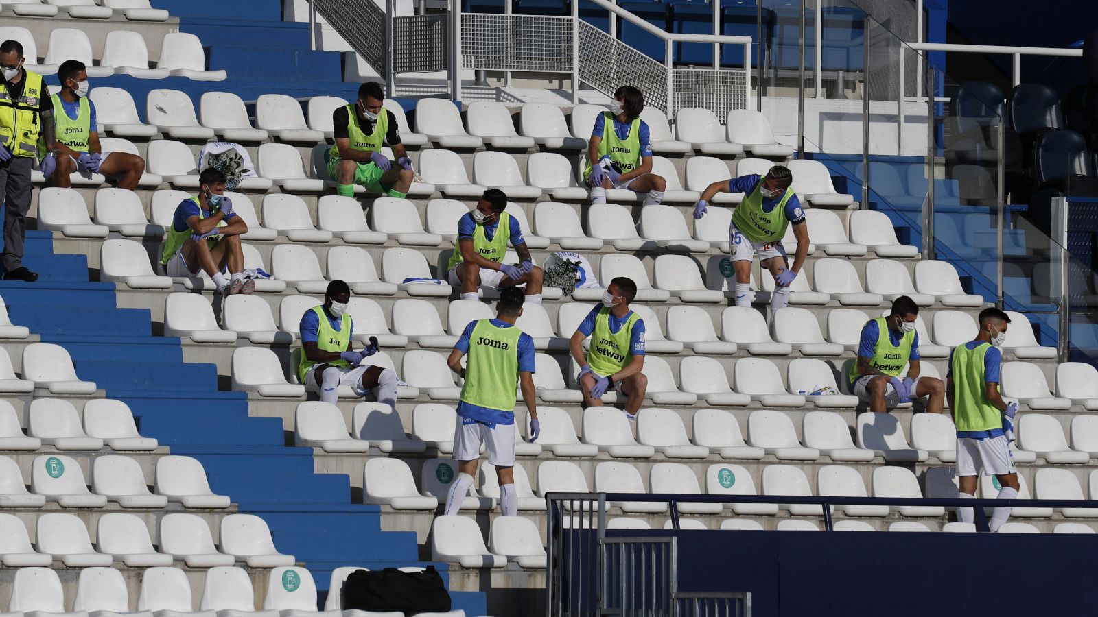 Jugadores suplentes en la grada del estadio del Leganés