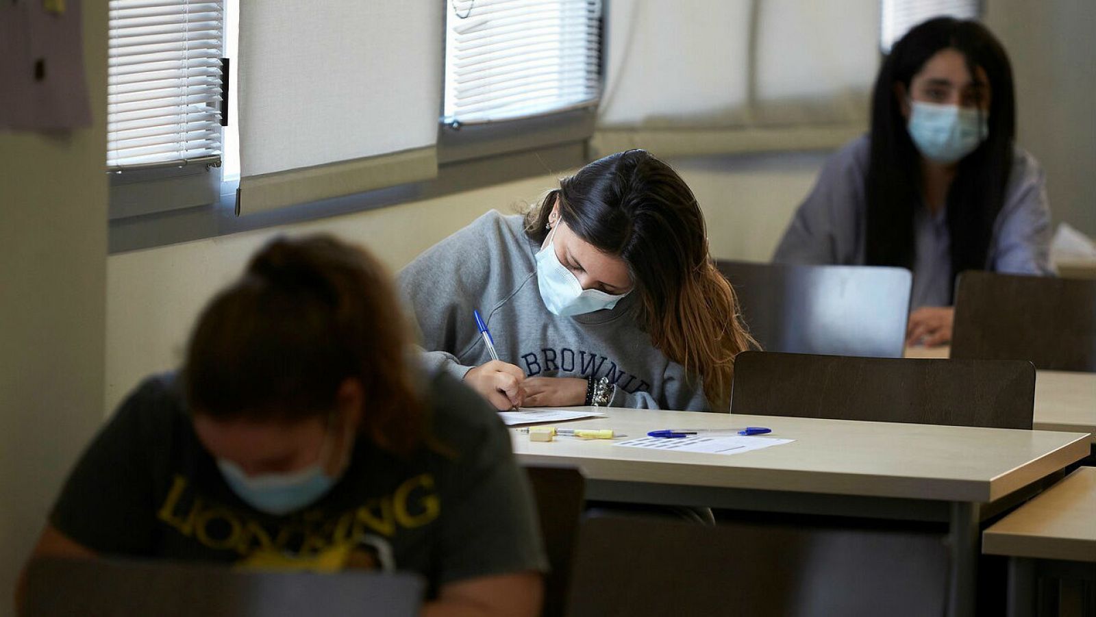 Varios alumnos durante las pruebas extraordinarias de Evaluación para el Acceso a la Universidad (EvAU), de la Universidad de Castilla-La Mancha, con las medidas de seguridad obligatorias para frenar la expansión de la COVID-19. 