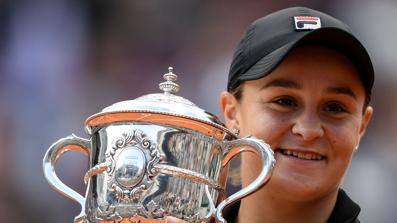 La australiana Ashleigh Barty levanta el trofeo de Roland Garros 2019.
