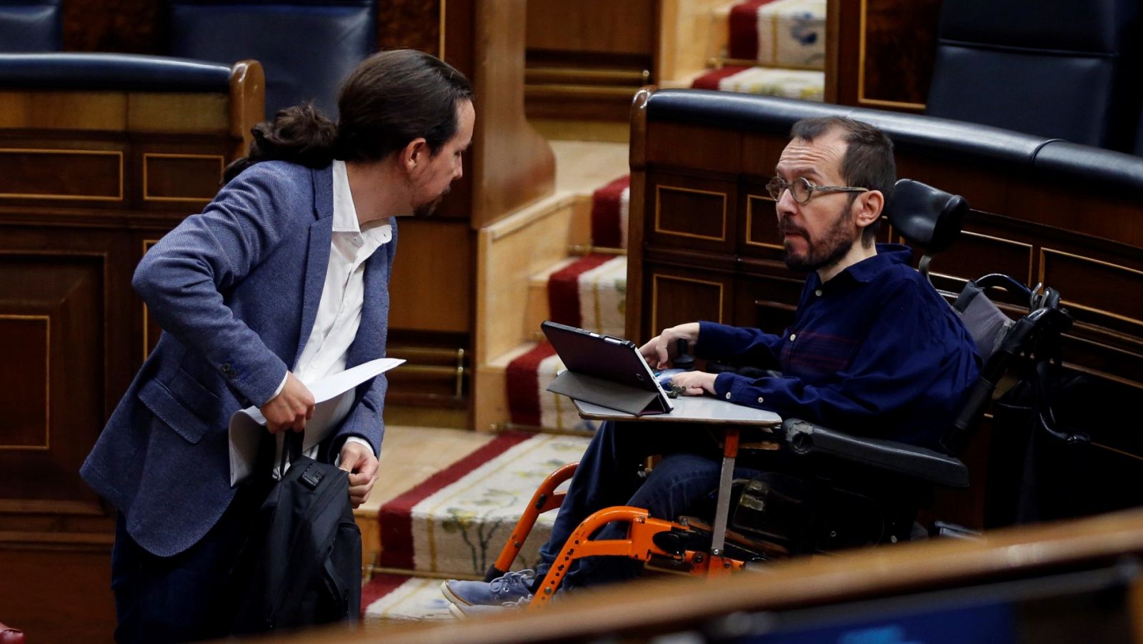 El vicepresidente segundo del Gobierno, Pablo Iglesias, conversa con el diputado de Unidas Podemos Pablo Echenique