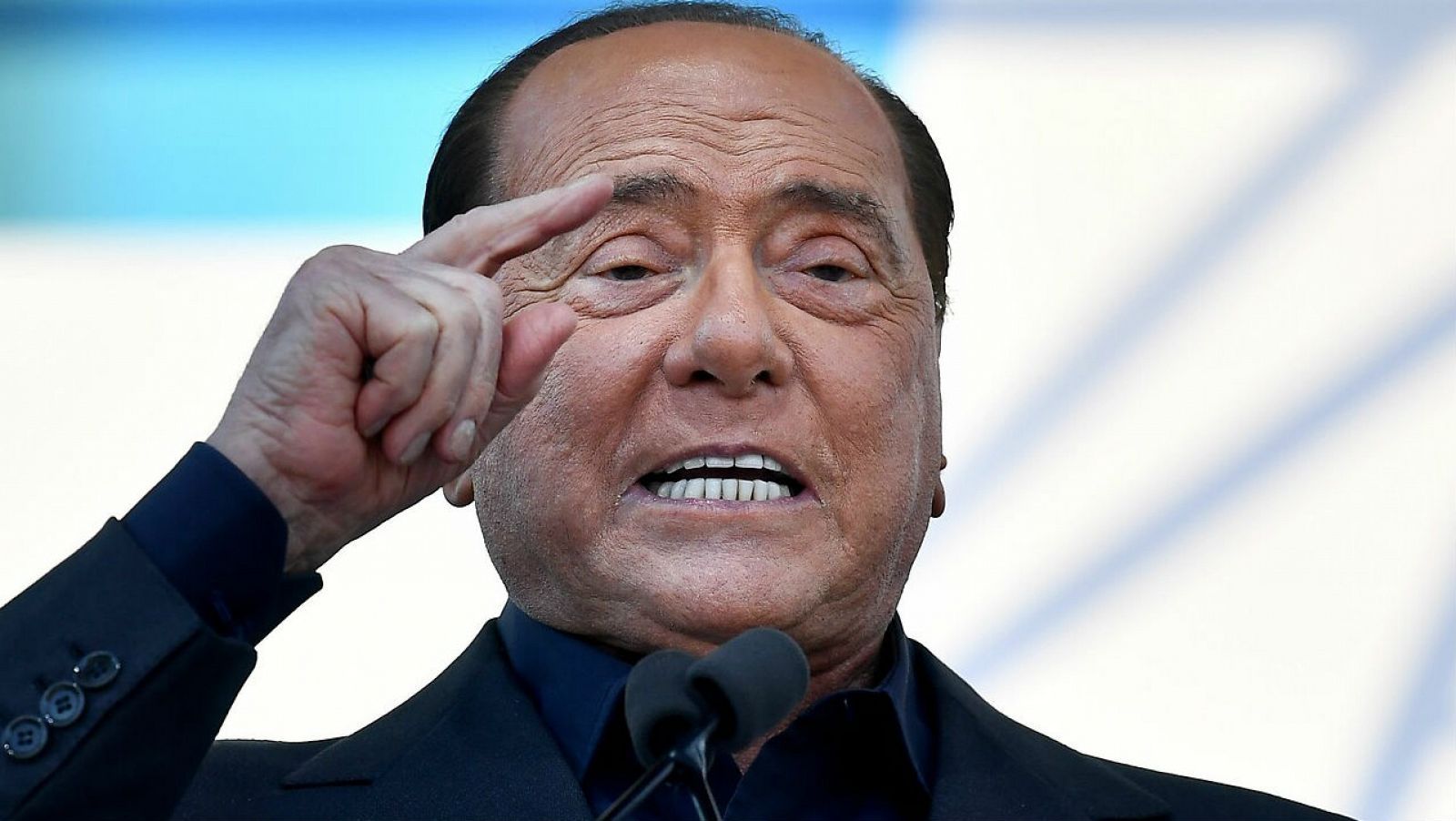 El líder del partido liberal-conservador italiano Forza Italia, Silvio Berlusconi, habla durante una conferencia en Roma, Italia.