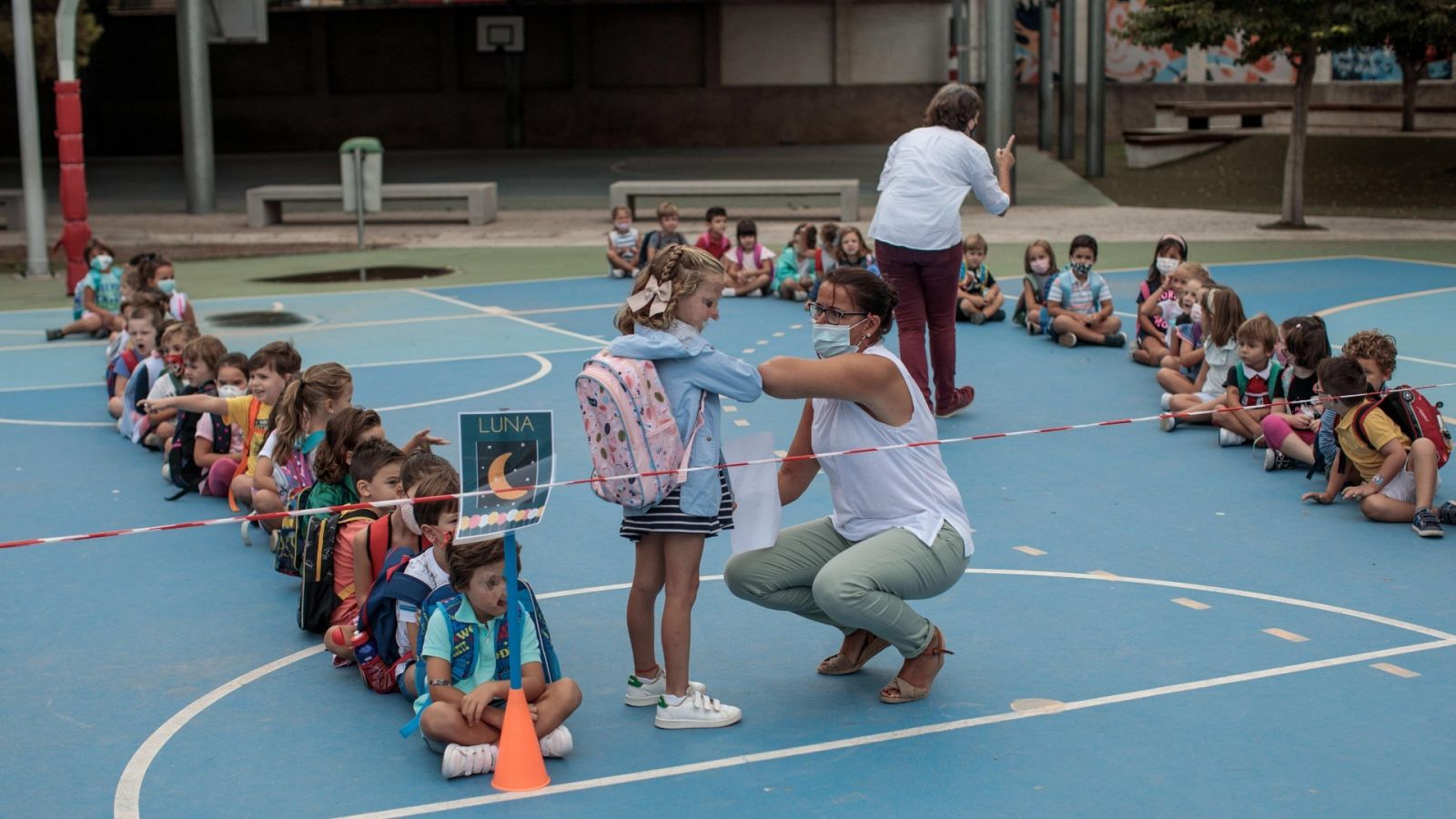  Una docente de un colegio de Valencia se saluda con una alumna. 