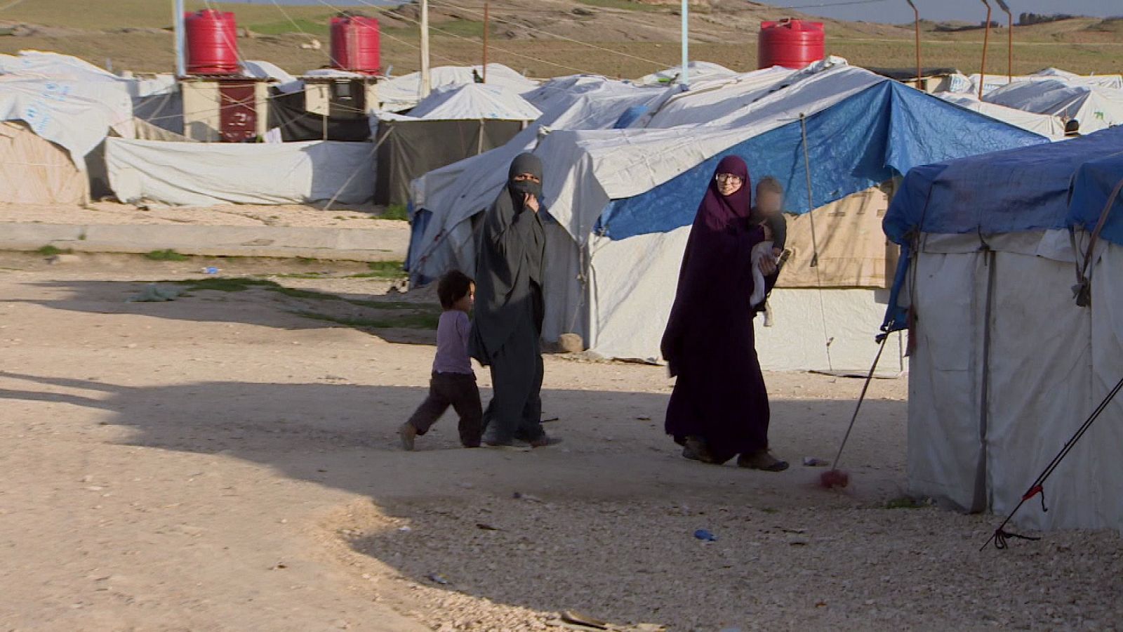 Las dos españolas esposas de yihadistas repatriadas, en una imagen de archivo en el campo de Roj (Siria)