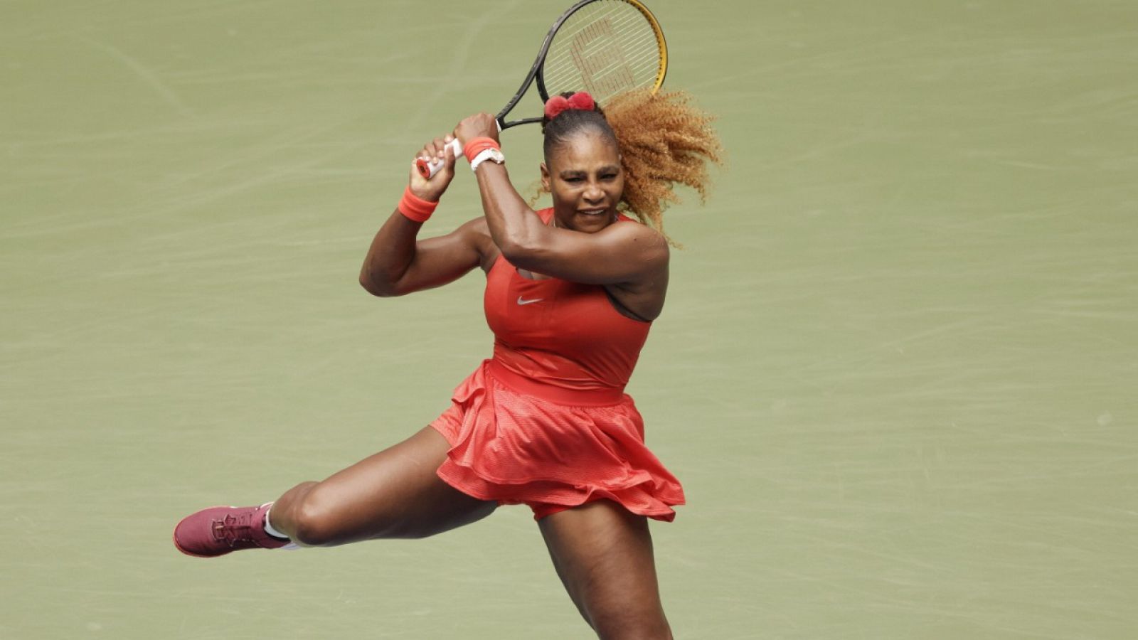 La tenista estadounidense Serena Williams golpea la bola en su partido ante Tsvetana Pironkova en el US Open.