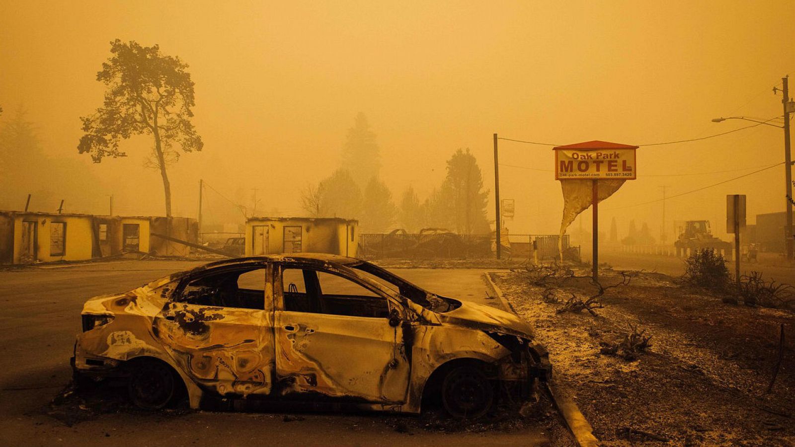 Un vehículo carbonizado en un aparcamiento tras el paso de un incendio en Oregón, Estados Unidos. 