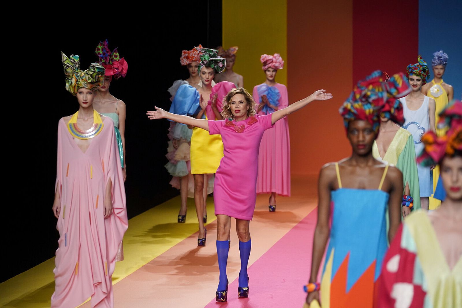 Ágatha Ruiz de la Prada, feliz por haber podido celebrar su desfile. 