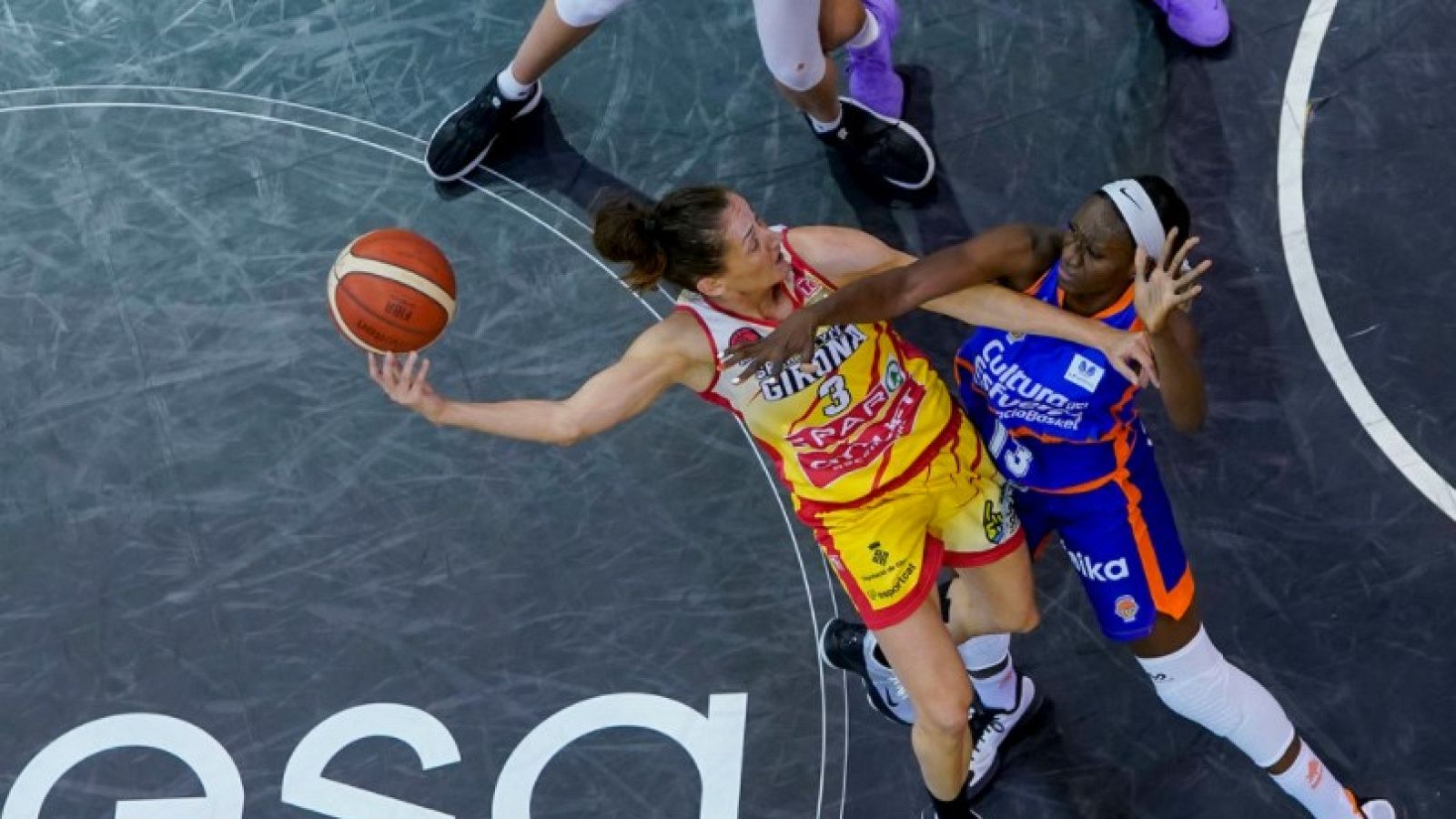 Imagen: Partido entre Spar Girona y Valencia Basket, dos participantes de la Supercopa
