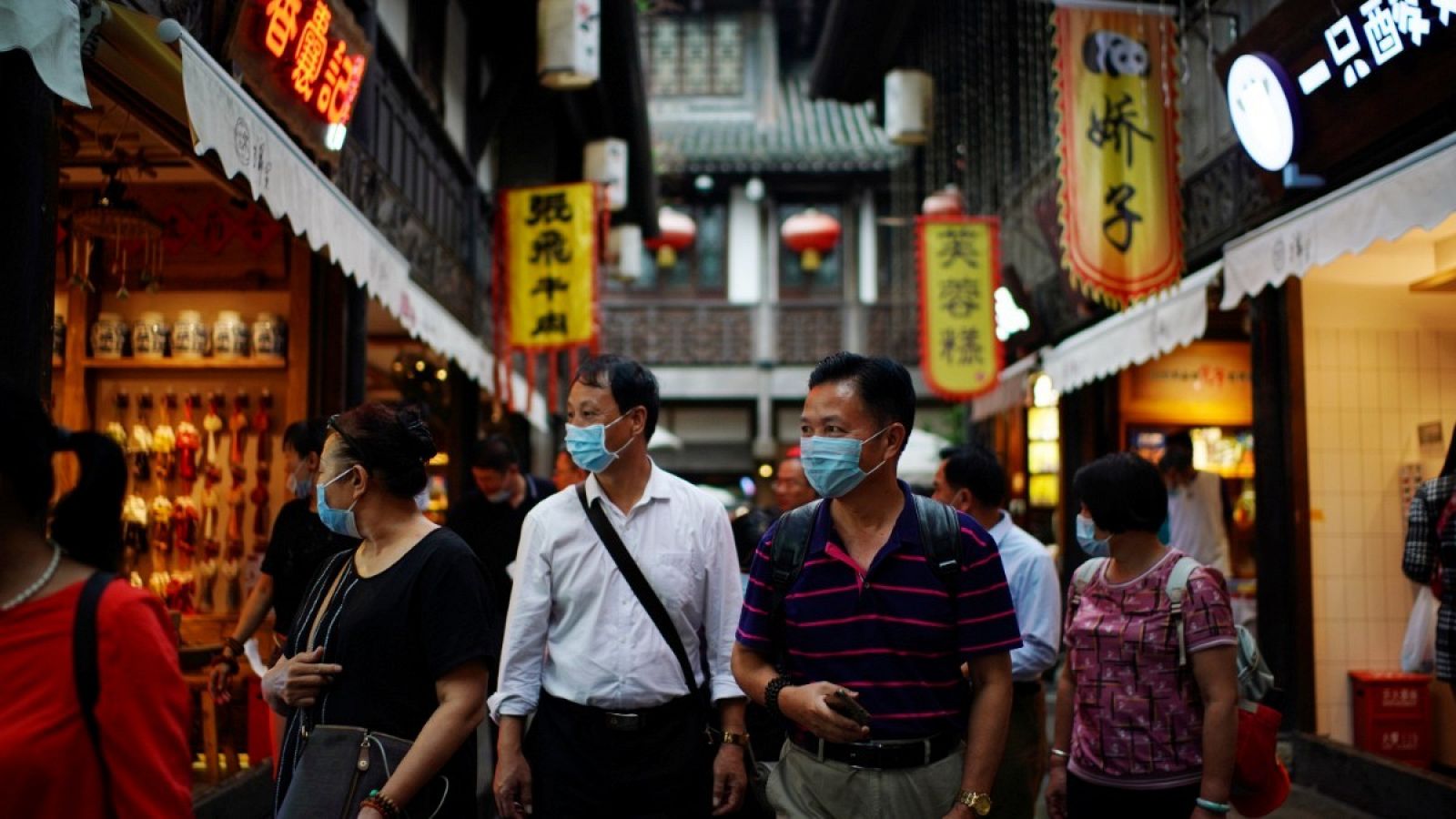Varias personas pasean por las calles de Chengdu, China.  