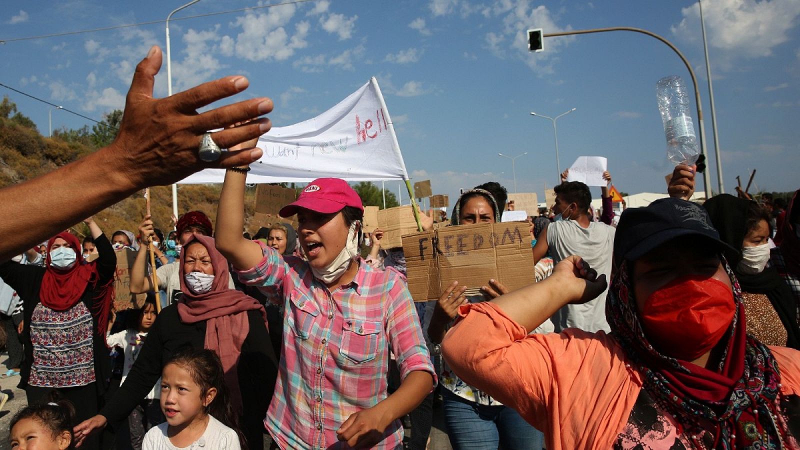 Un grupo de refugiados protesta en Lesbos, Grecia