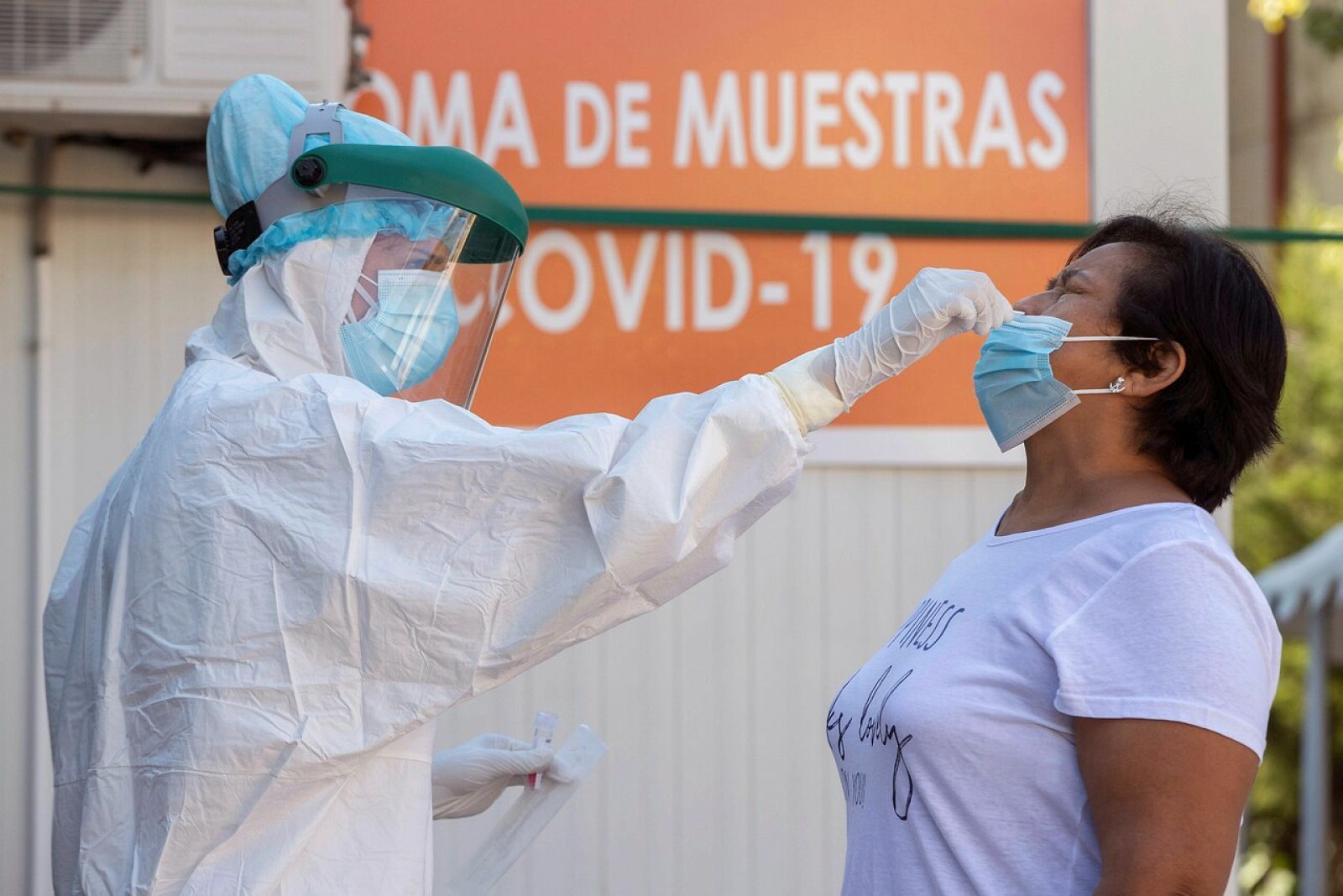 Imagen de un sanitoria tomando una mustra a un paciente para la realización de una PCR.