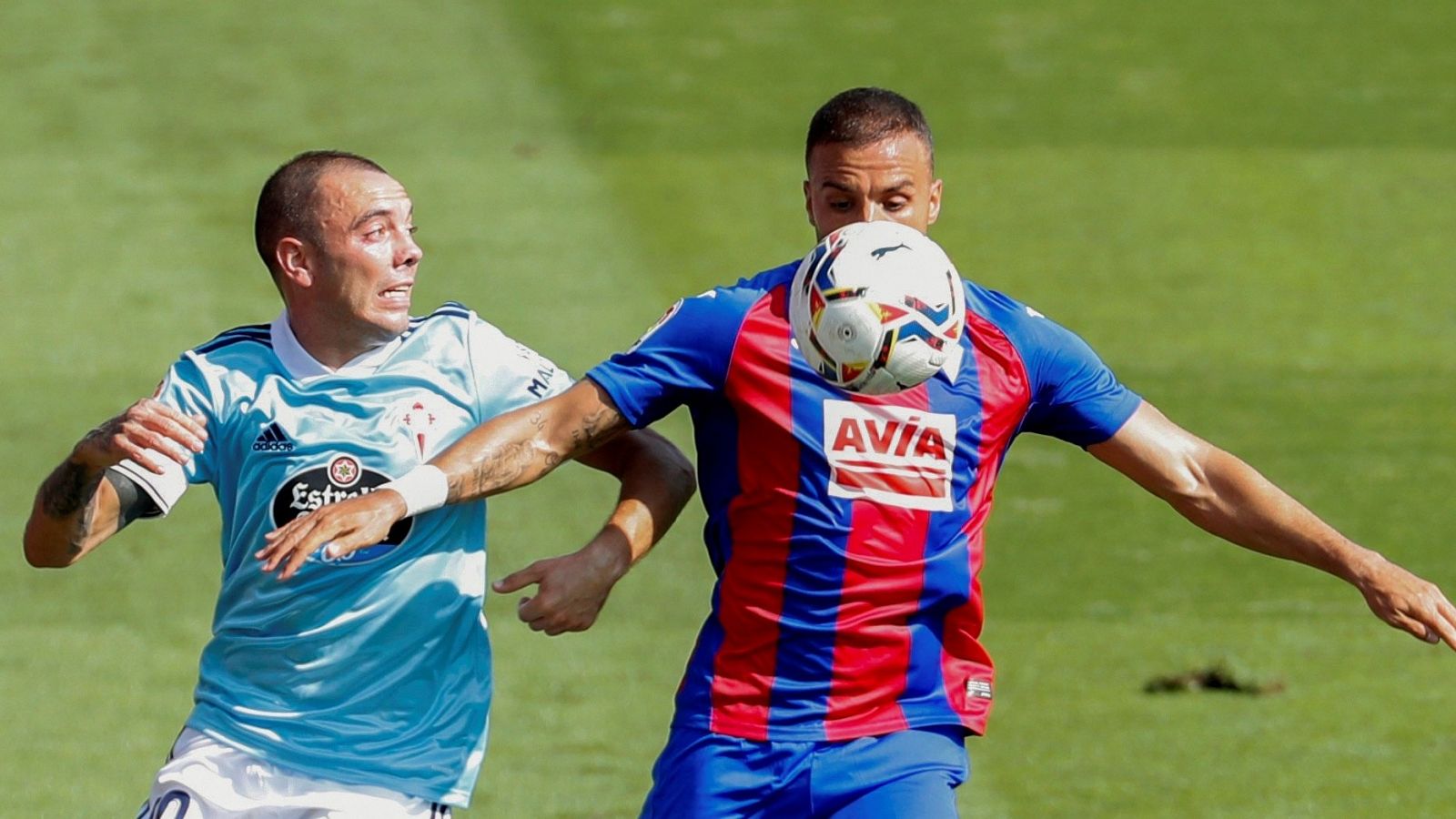 El centrocampista del Eibar, Pedro León y el delantero del Celta de Vigo Iago Aspas disputan un balón.