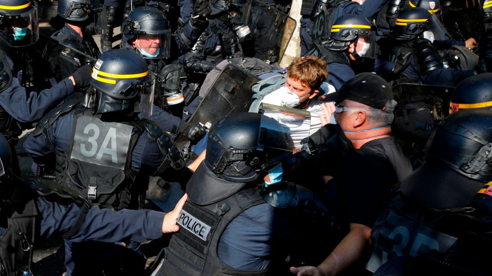 Varios agentes detienen a uno de los manifestantes durante una protesta de los 'chalecos amarillos' en París.