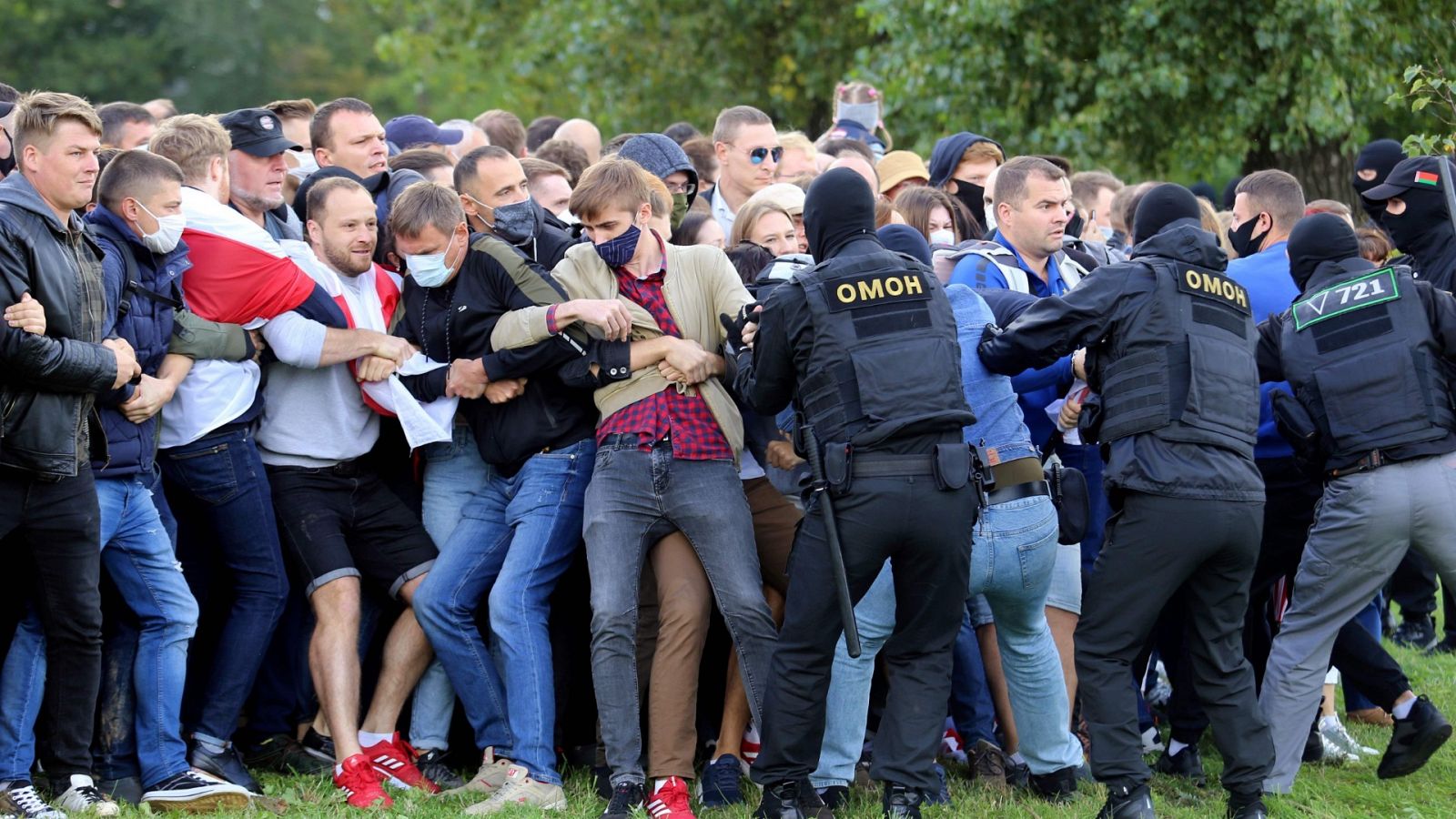 Miles de personas se han reunido en el centro de Minsk para protestar contra el presidente Alexandr Lukashenko.
