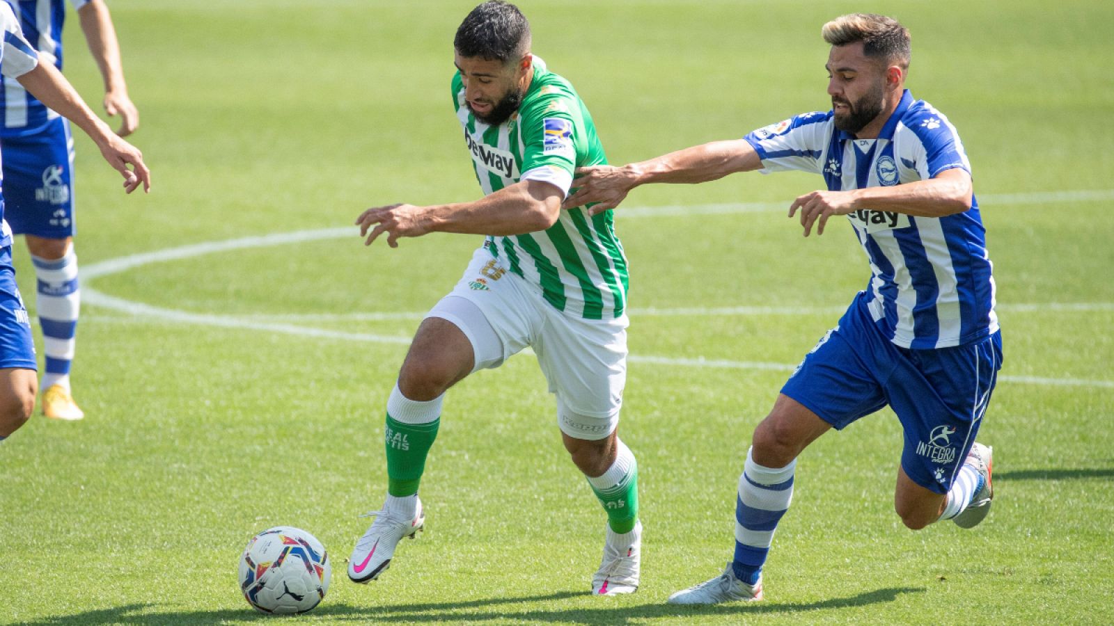 Imagen: Fekir, eliminando rivales en su partido contra el Alavés