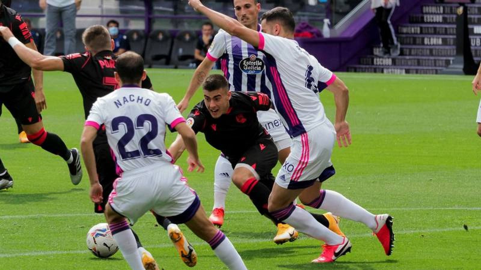 El defensa del Valladolid Bruno González y el delantero suevo del Alavés Alexander Isak luchan por un balón. 