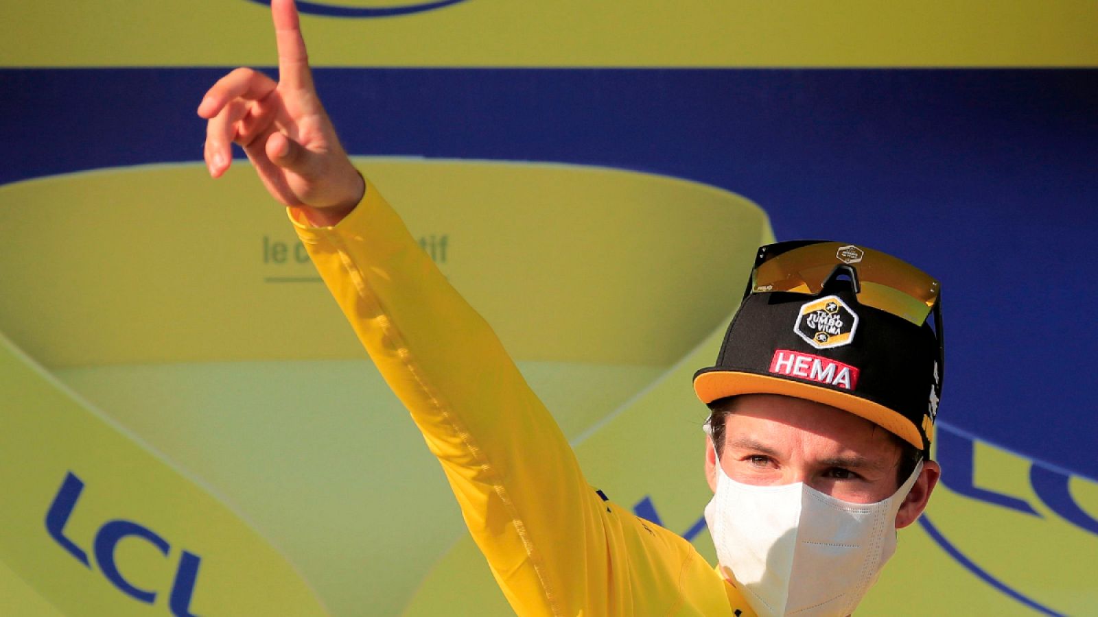 Imagen: Primoz Roglic recibe un nuevo amarillo en el podio de Grand Colombier