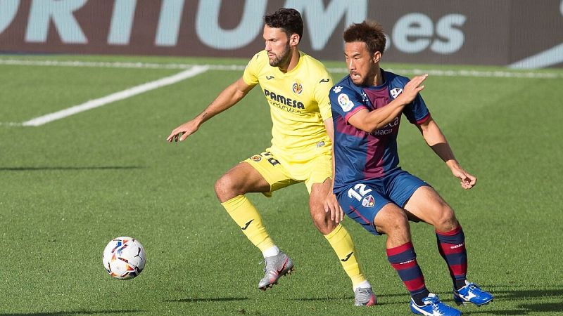 Imagen: Pedraza (i) pugna con Okazaki (d) por un balón