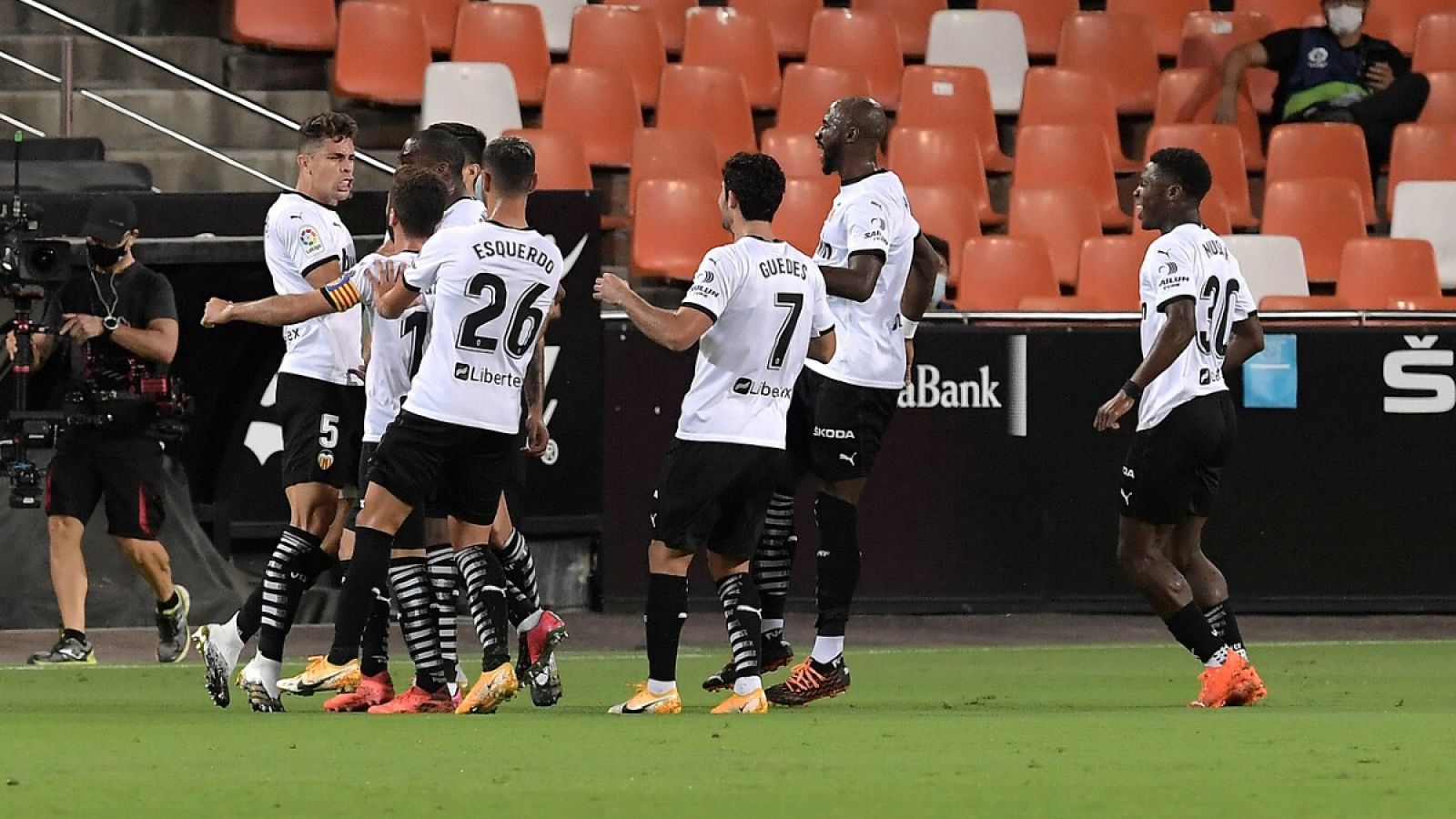 Los jugadores del Valencia celebran el gol de Gabriel