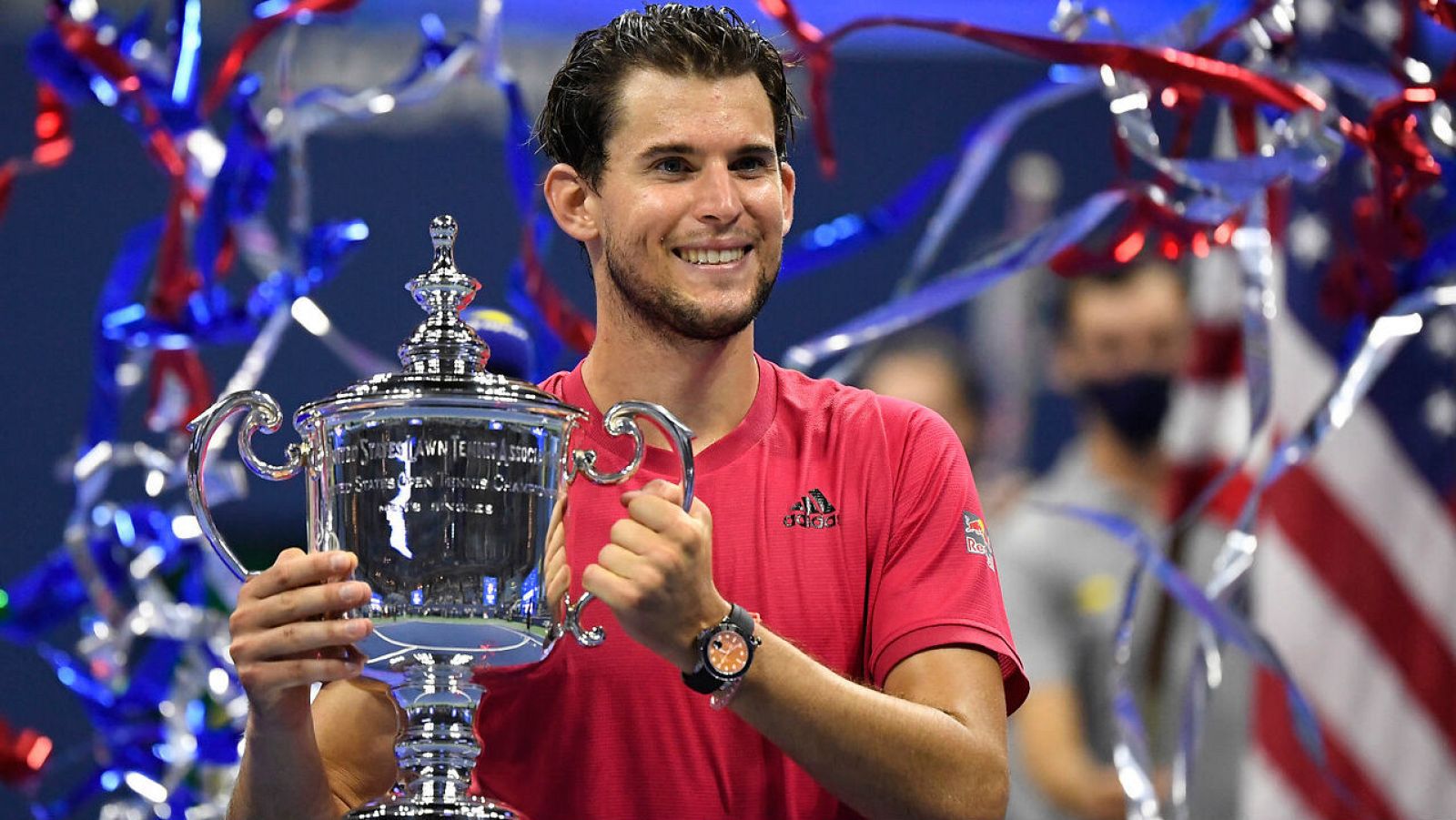 El tenista austriaco, Dominic Thiem, levanta el trofeo de ganador del US Open tras derrotar al alemán,  Alexander Zverev. 