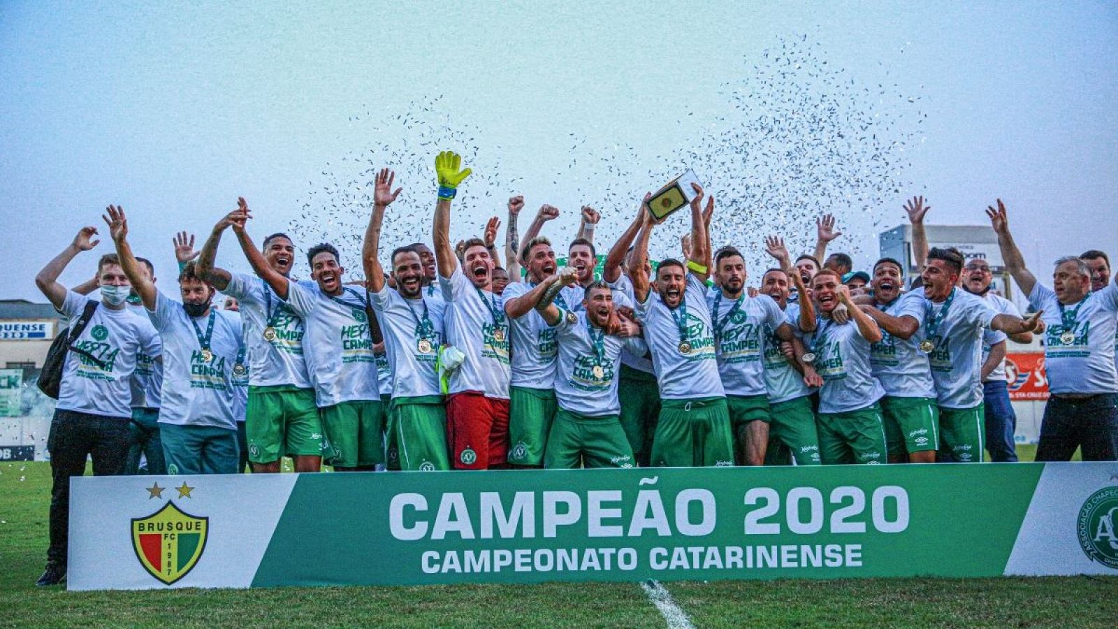Los jugadores del Chapecoense celebran el título del campeonato Caterinense 2020.