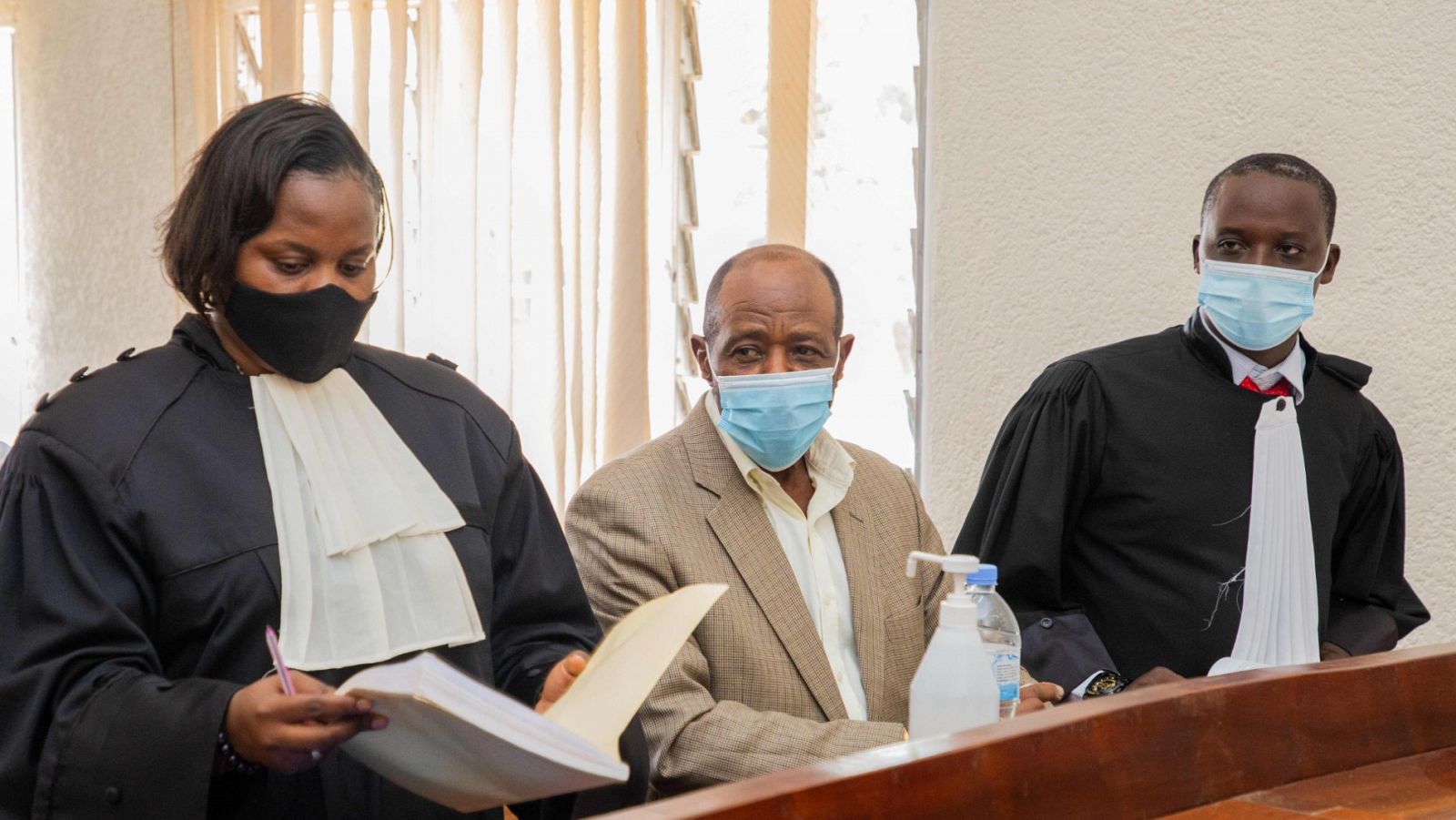 Paul Rusesabagina, junto a sus abogados en la vista ante el tribunal de Kigali