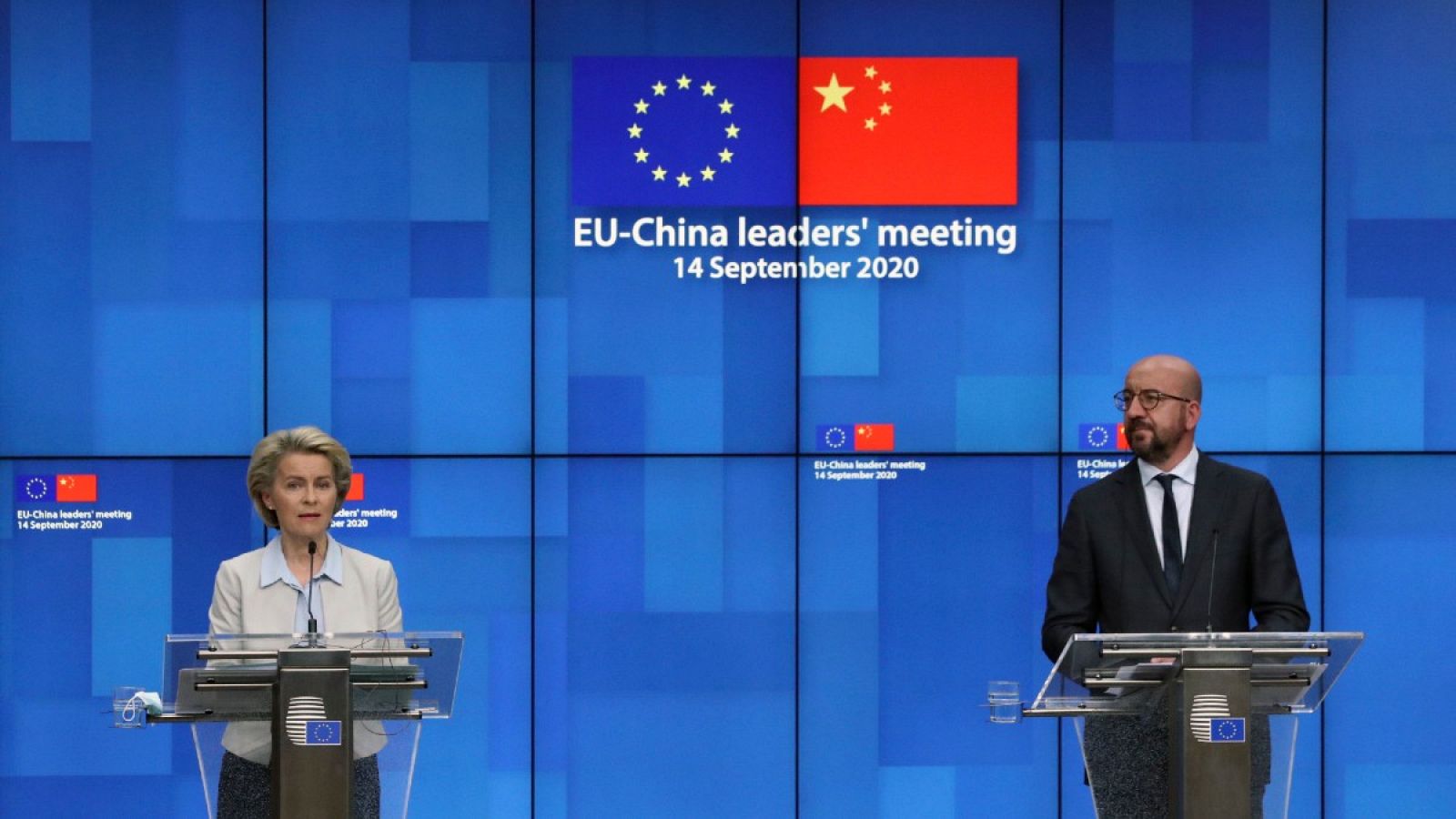 El presidente del Consejo Europeo, Charles Michel en la conferencia de prensa telemática junto a la presidenta de la Comisión Europea, Ursula von der Leyen, tras la cumbre virtual con el presidente de China, Xi Jinping.