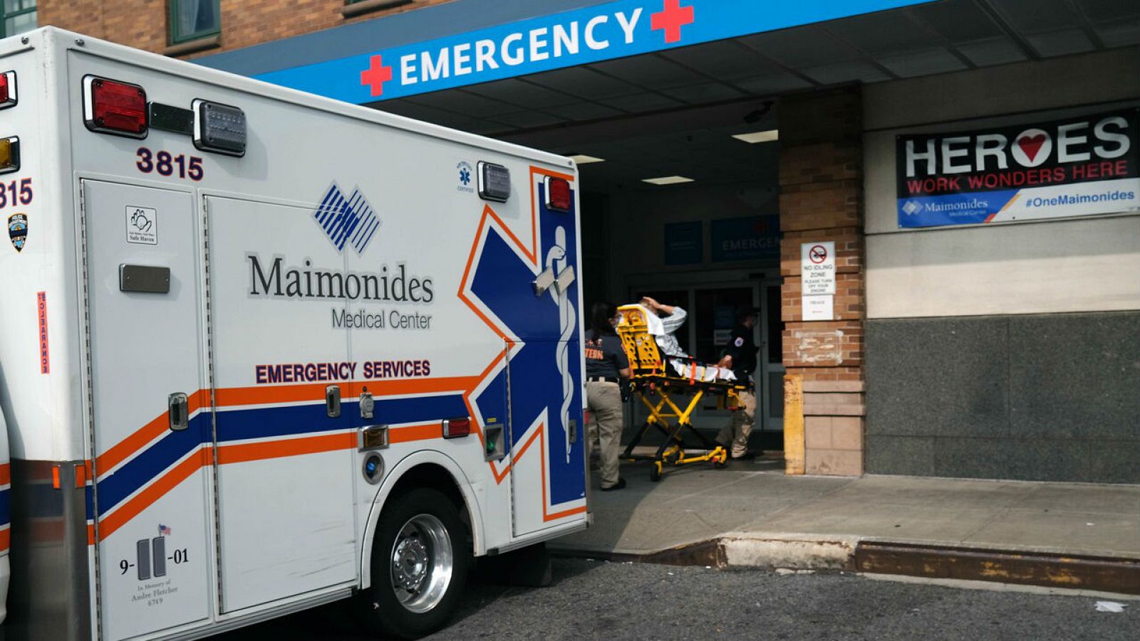 Los trabajadores médicos trasladan a un paciente al Centro Médico Maimónides en el distrito de Brooklyn de la ciudad de Nueva York, Estados Unidos.
