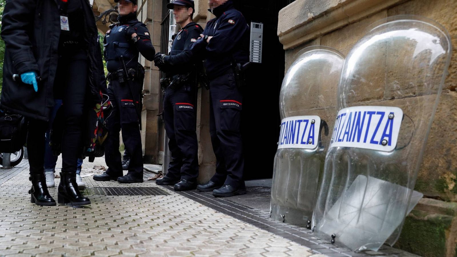 La Ertzaintza junto a una casa ocupada ilegalmente en el centro de San Sebastián