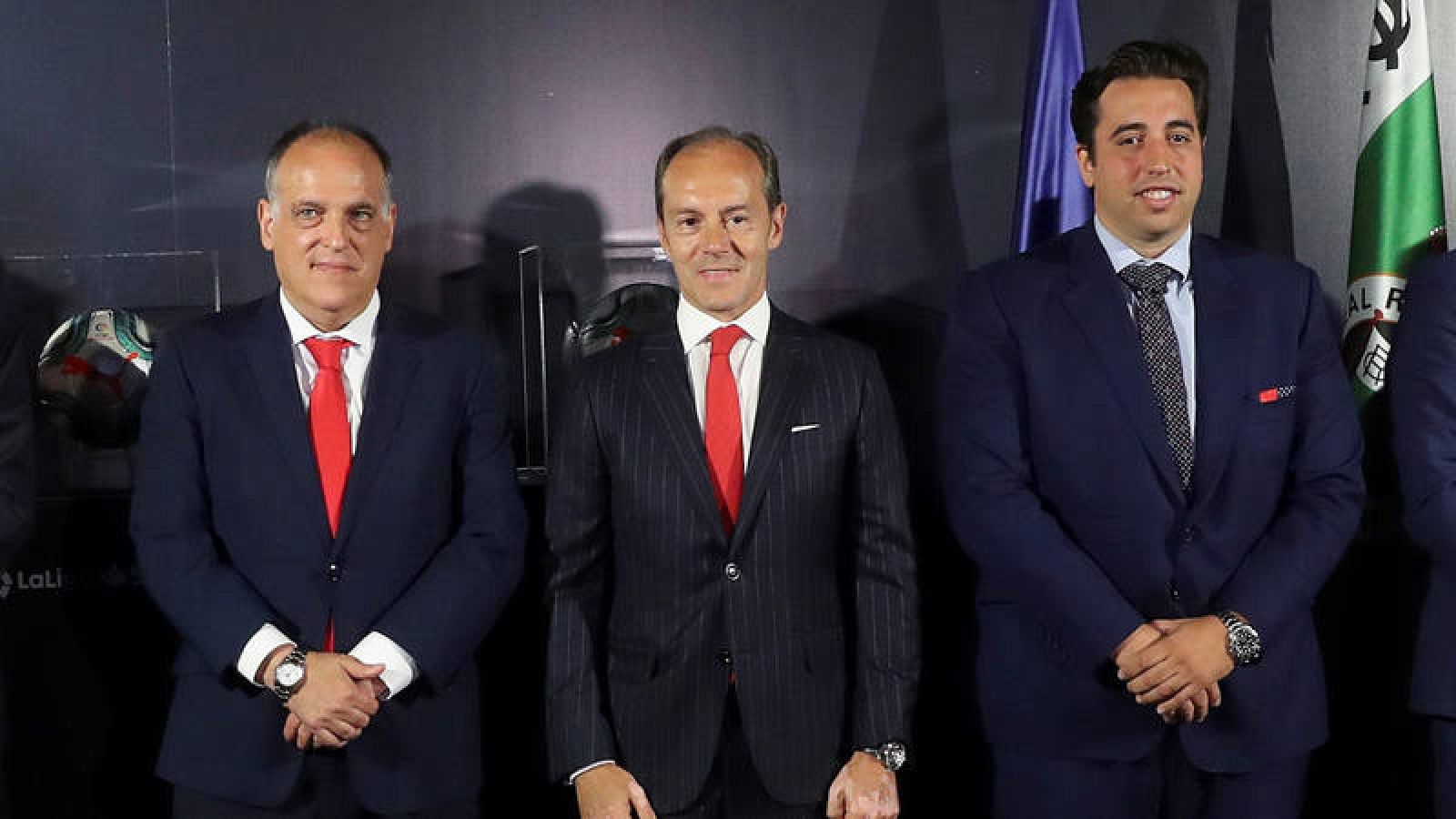 De izquierda a derecha, el presidente de LaLiga, Javier Tebas; el consejero delegado del banco Santander, Rami Aboukhair; y el presidente del Fuenlabrada, Jonathan Praena