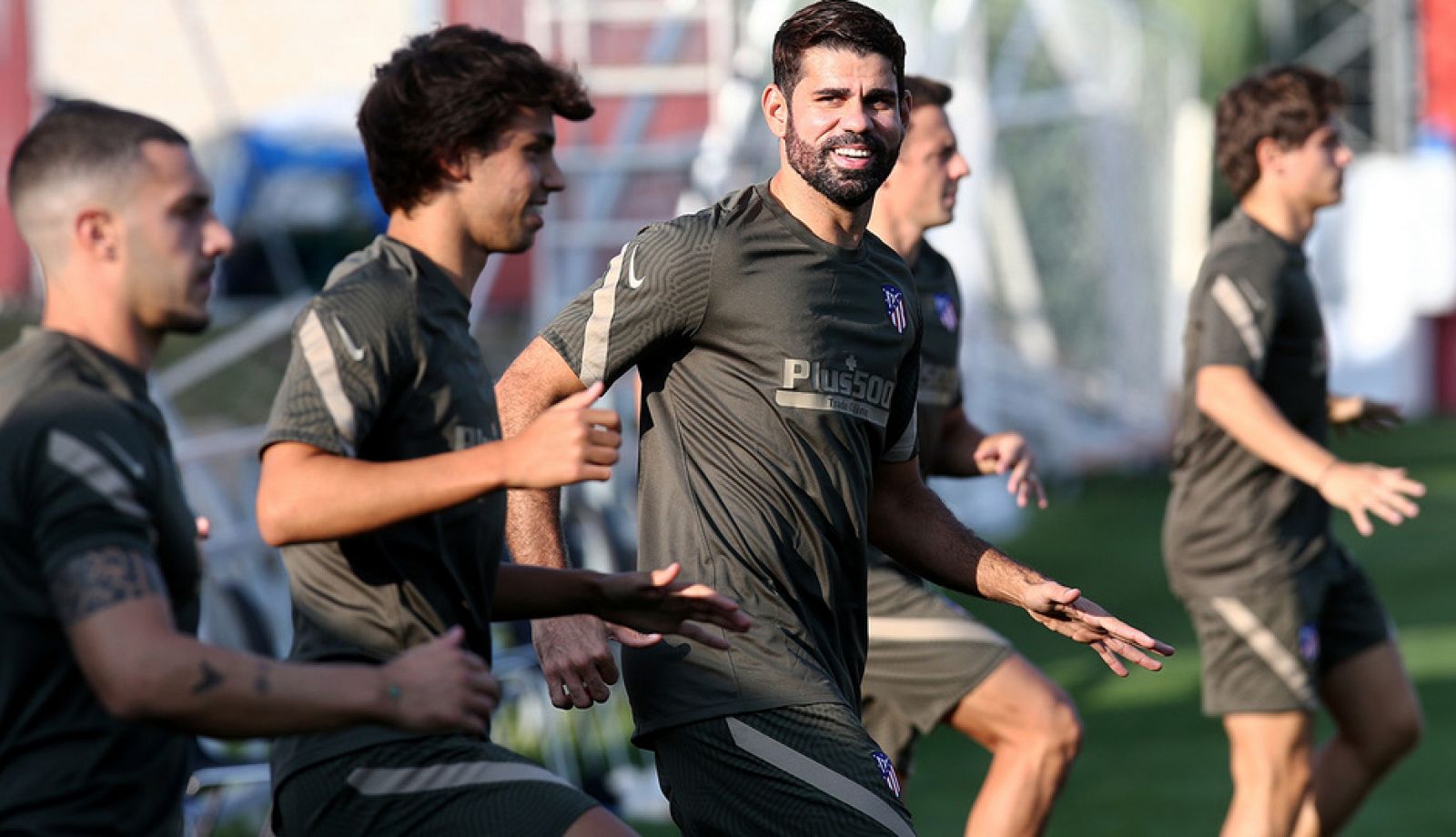 Diego Costa (2d), en el entrenamiento del Atlético.