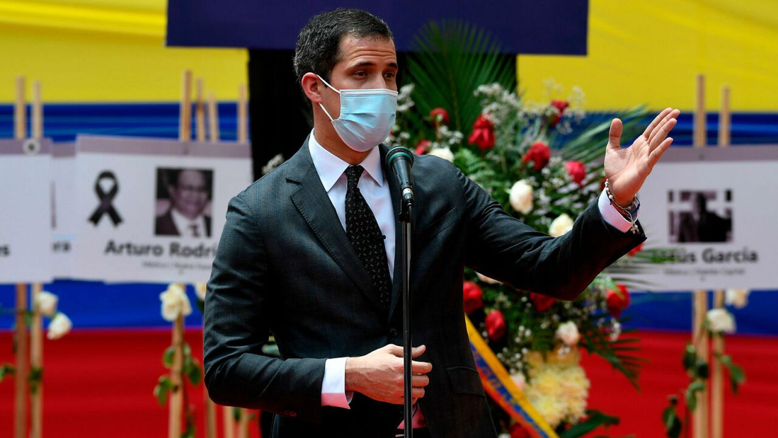 El líder venezolano, Juan Guaidó, con mascarilla, pronuncia un discurso en Caracas, Venezuela.