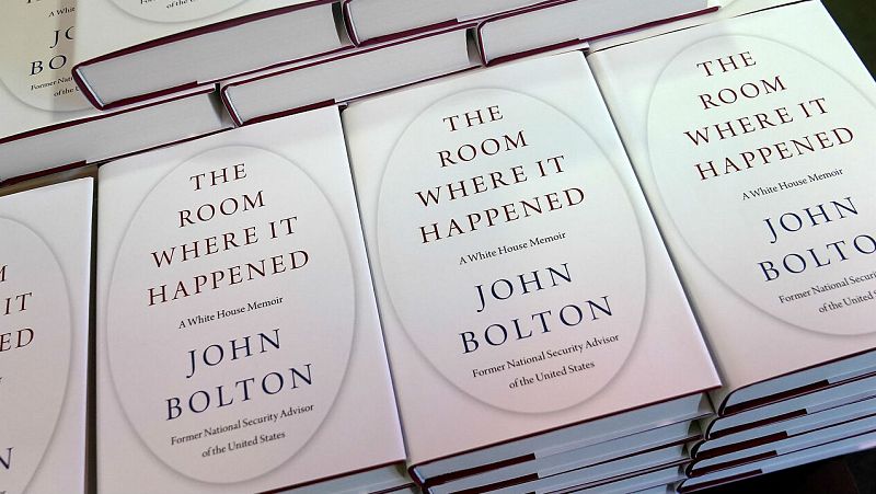 Copias del libro de John Bolton 'The Room Where It Happened' se muestran en exhibición en una librería de Manhattan, en la ciudad de Nueva York, Nueva York, EE. UU.