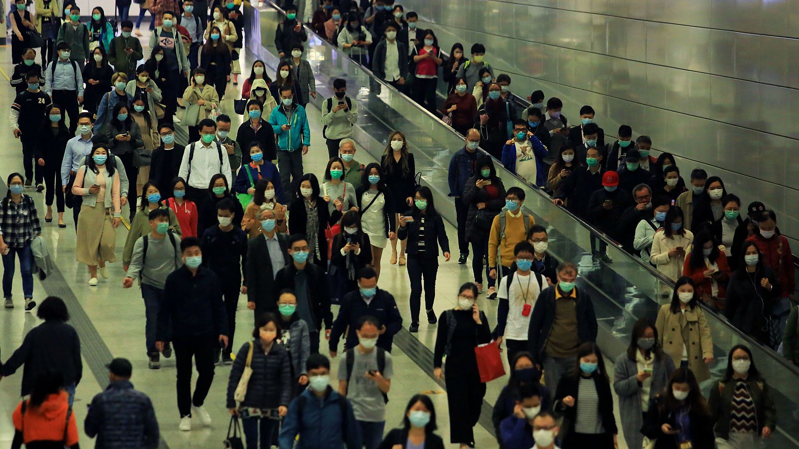 Personas con mascarilla en el transporte público. 