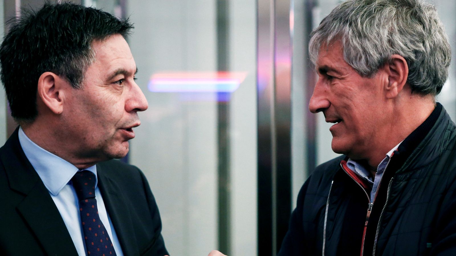 El presidente del FC Barcelona, Josep Maria Bartomeu (i), conversa con el entonces entrenador del primer equipo, Quique Setién, el pasado febrero
