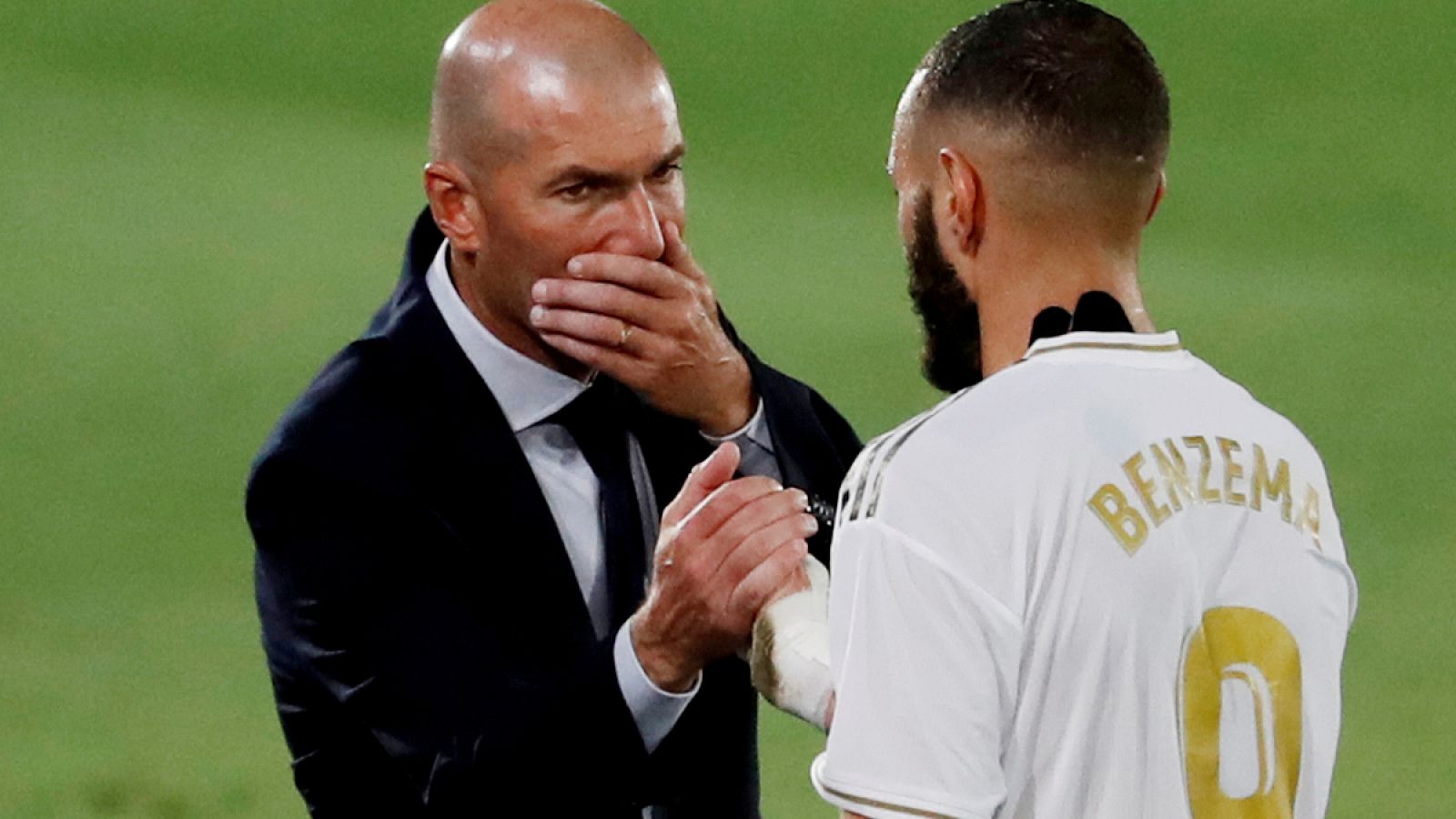 Imagen: Zinedine Zidane (i) conversa con Karim Benzema (d)