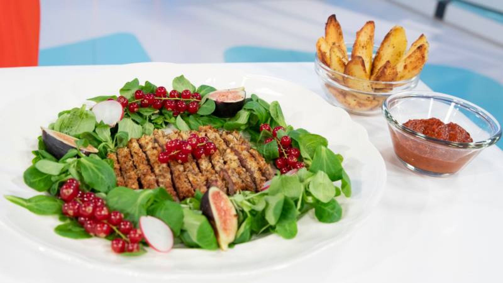 Escalope rebozado con patatas asadas y kétchup casero 