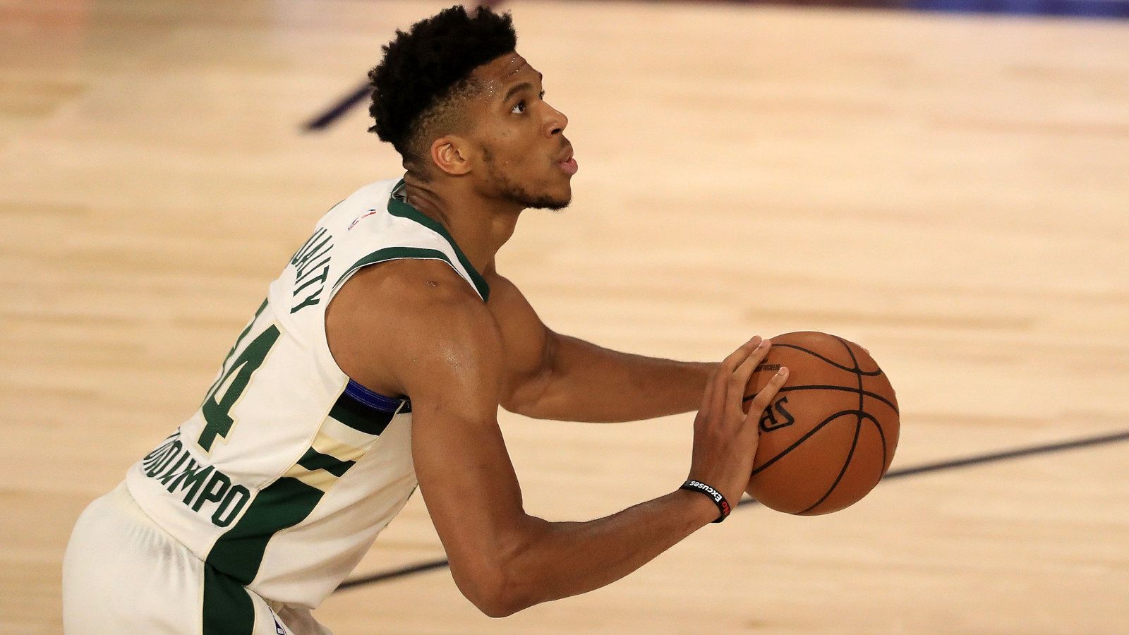 Giannis Antetokounmpo se dispone a lanzar a canasta