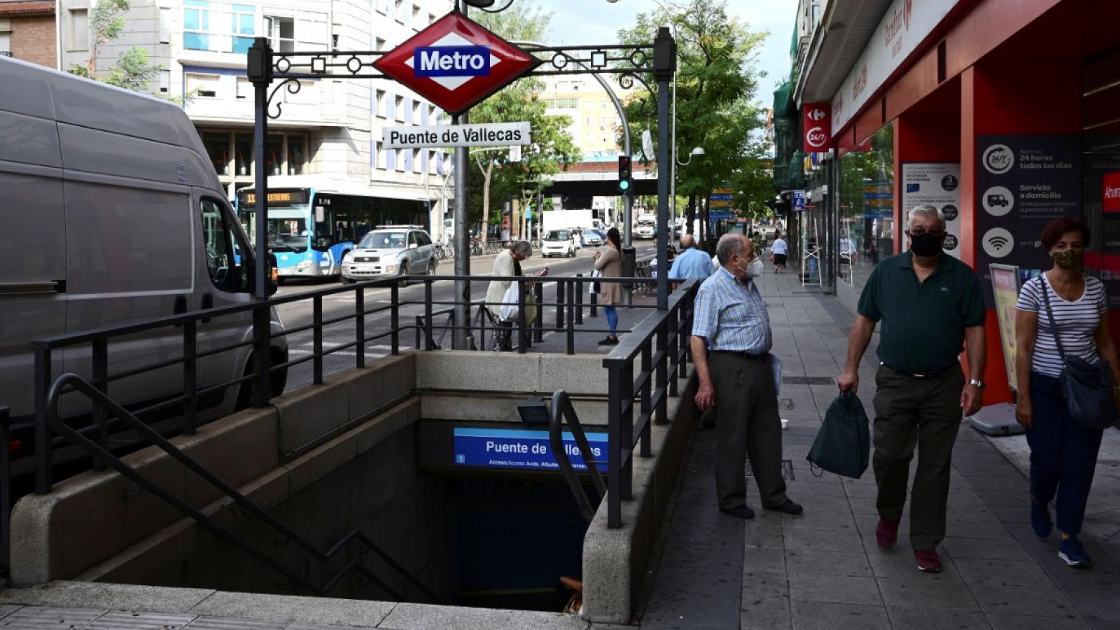 Varias personas caminan por la Avenida de la Albufera en el barrio madrileño de Vallecas.