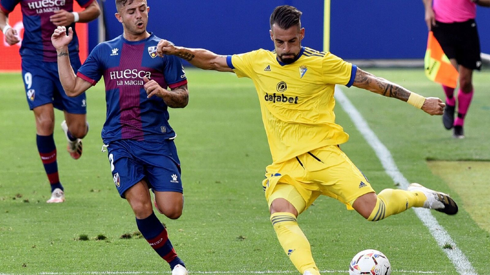 Imagen: Negredo (d), autor del primer gol del partido