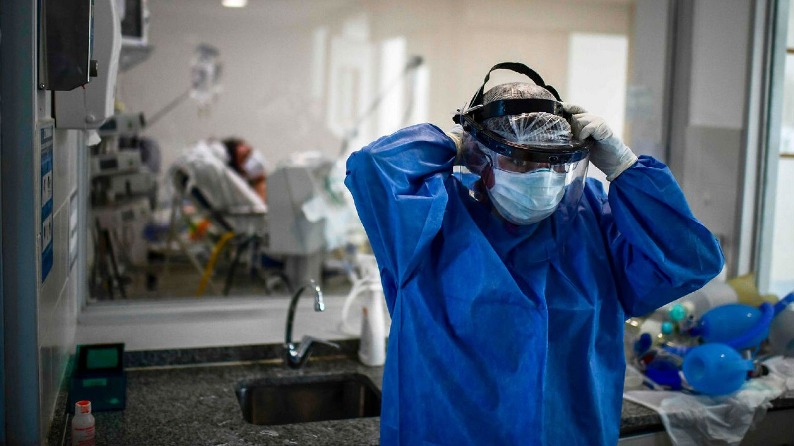 Un médico se coloca un protector facial en el Hospital Nacional Profesor Alejandro Posadas en el municipio de El Palomar, provincia de Buenos Aires, Argentina.