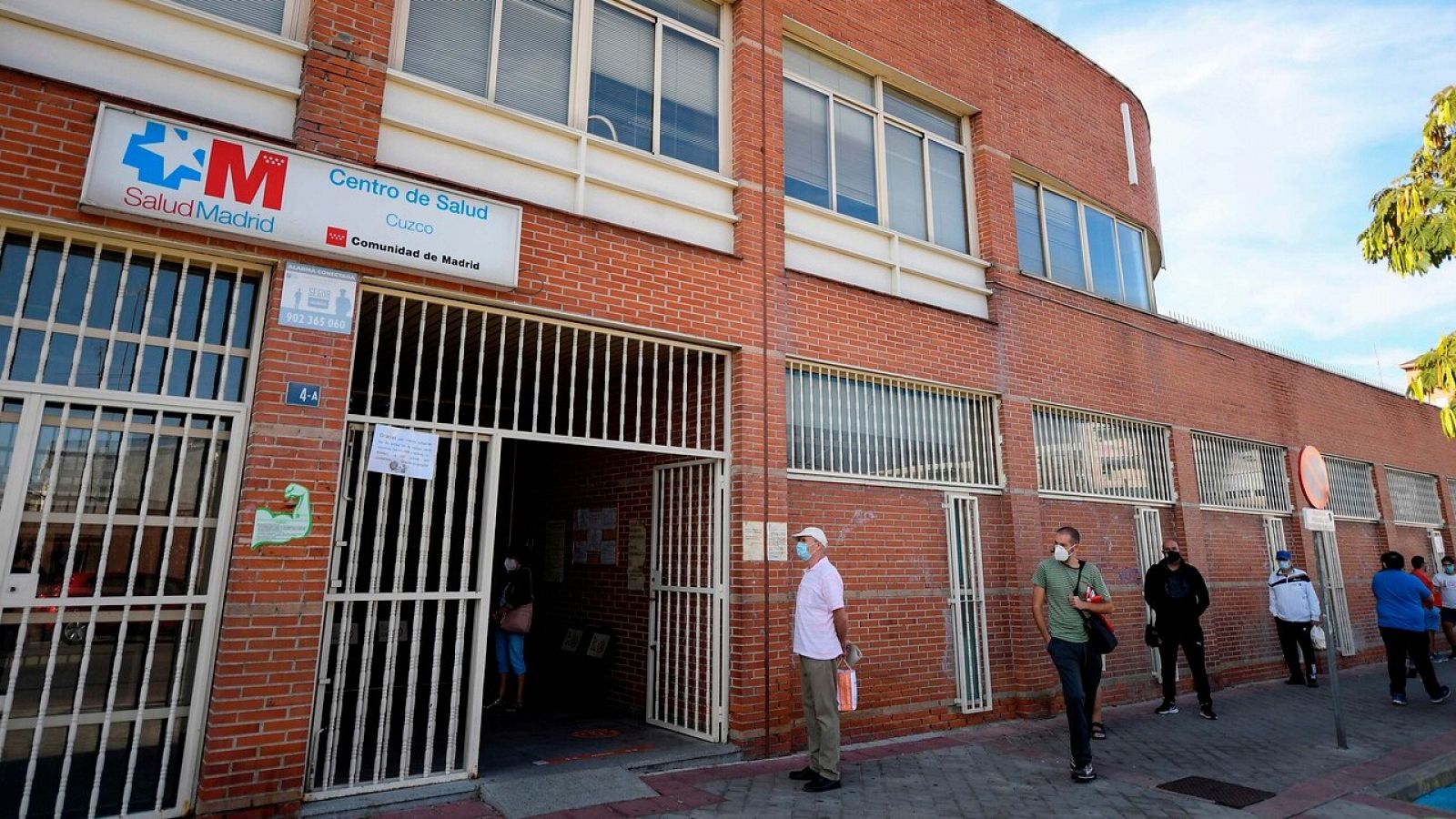 Residentes hacen cola ante un centro de salud en Fuenlabrada, Madrid