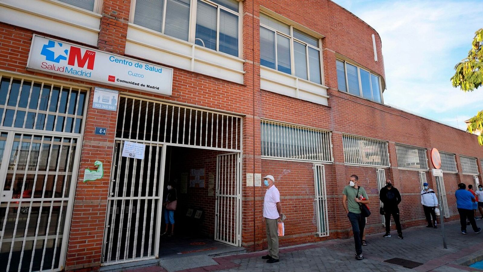 Residentes hacen cola ante un centro de salud en Fuenlabrada, Madrid. OSCAR DEL POZO / AFP